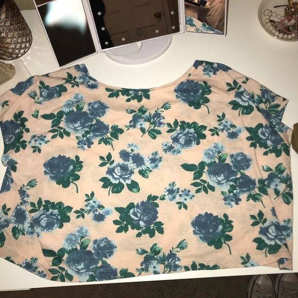 Super cute urban outfitters crop top! - Picture 2 of 3
